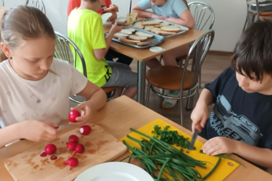 ZO ŠKOLSKEJ ZÁHRADY PRIAMO NA TANIER - OCHUTNÁVKA Z VLASTNEJ ÚRODY ZO ŠKOLSKEJ ZÁHRADY PRIAMO NA TANIER - OCHUTNÁVKA Z VLASTNEJ ÚRODY 1