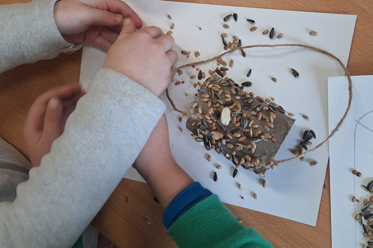 Naši prváci vyrábali kŕmidlo pre vtáčiky 1