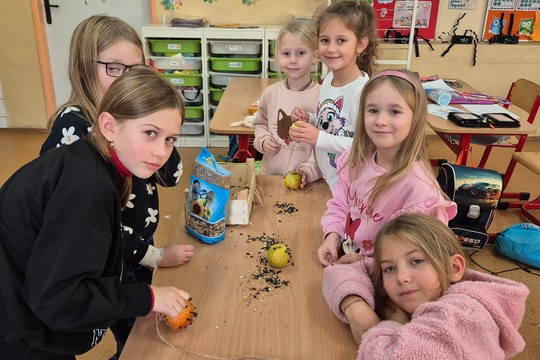 Pomáhame vtáčikom v zime Pomáhame vtáčikom v zime 1