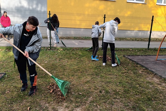 Upratovanie školského areálu 1