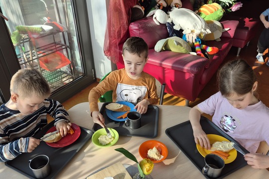 Rozvoj jemnej motoriky v školskej jedálni  - natieranie nátierok 1