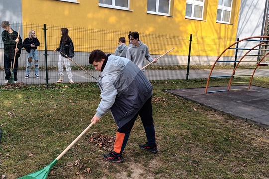 Upratovanie školského areálu 1