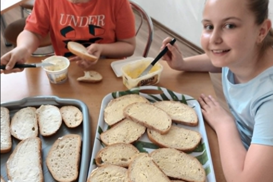 ZO ŠKOLSKEJ ZÁHRADY PRIAMO NA TANIER - OCHUTNÁVKA Z VLASTNEJ ÚRODY ZO ŠKOLSKEJ ZÁHRADY PRIAMO NA TANIER - OCHUTNÁVKA Z VLASTNEJ ÚRODY 1
