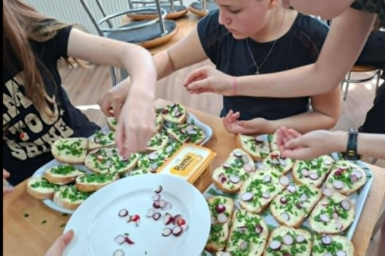 ZO ŠKOLSKEJ ZÁHRADY PRIAMO NA TANIER - OCHUTNÁVKA Z VLASTNEJ ÚRODY ZO ŠKOLSKEJ ZÁHRADY PRIAMO NA TANIER - OCHUTNÁVKA Z VLASTNEJ ÚRODY 1
