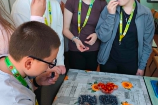 ŽIJEME ZDRAVO. AKO U NÁS PREBEHLO SPRIEVODNÉ VZDELÁVACIE OPATRENIE /SVO/. ŽIJEME ZDRAVO. AKO U NÁS PREBEHLO SPRIEVODNÉ VZDELÁVACIE OPATRENIE /SVO/. 1