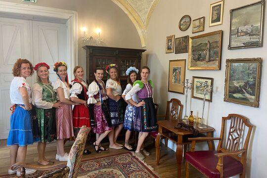 Vítanie chlebom a soľou krásne Slovenské zvyky-vystúpenie súboru Búčik  1