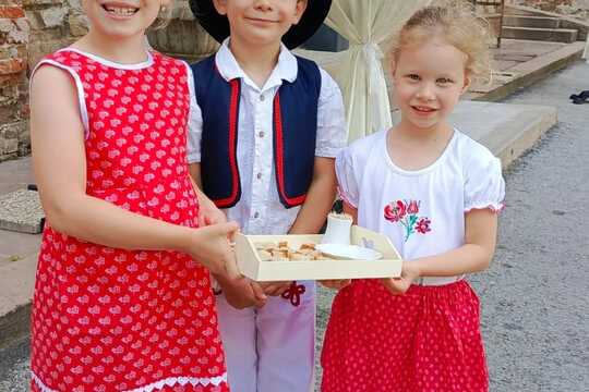 Vítanie chlebom a soľou krásne Slovenské zvyky-vystúpenie súboru Búčik  1