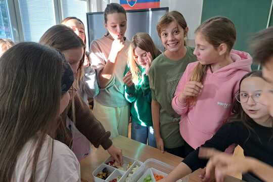 Šiestaci premenili triedu na farmárske trhy - Zdravie, ktoré chutí! Šiestaci premenili triedu na farmárske trhy - Zdravie, ktoré chutí! 1