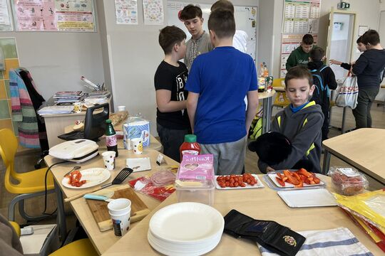 Misijný bazár: keď škola chutí, pomáha a myslí na planétu 1