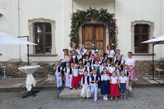 Vítanie chlebom a soľou krásne Slovenské zvyky-vystúpenie súboru Búčik  1